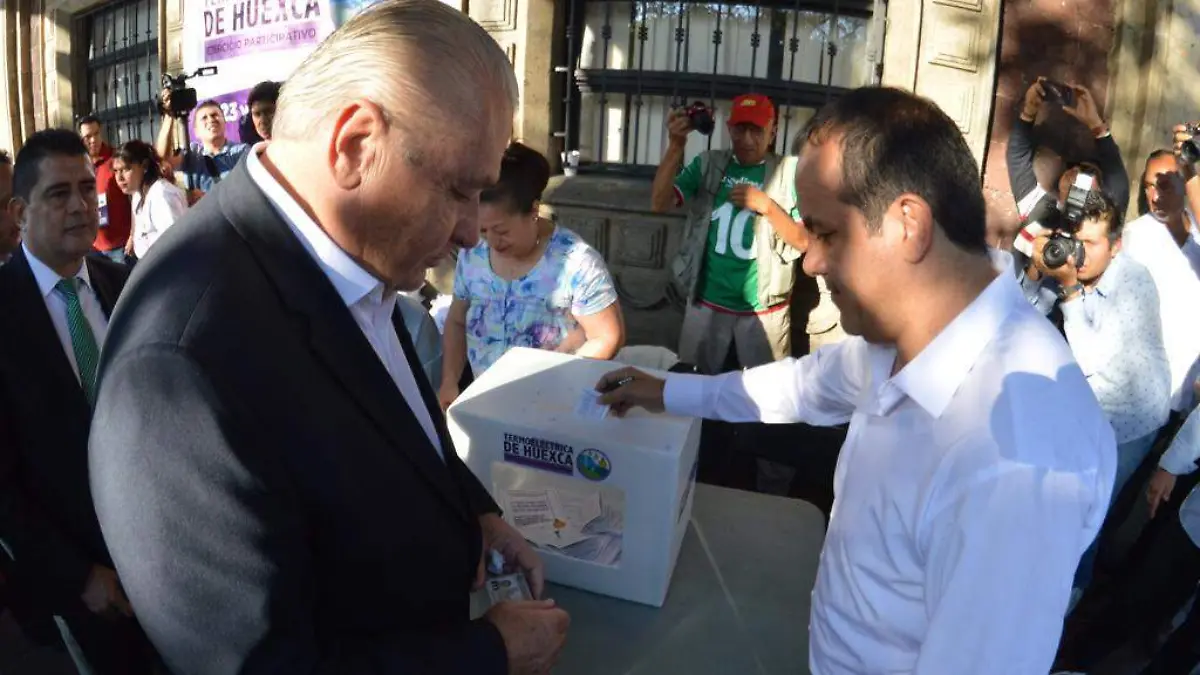 Vota Cuauhtémoc Blanco en la consulta sobre Huexca